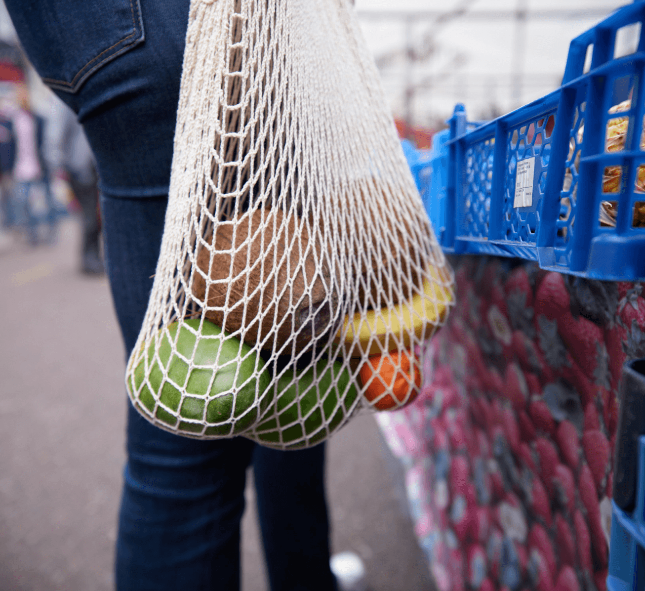 Boodschappentas met verse groenten op de markt